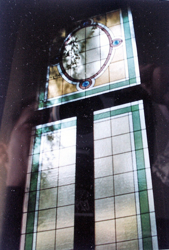 Vue de détail d'un vitrail situé sur le mur ouest dans le salon du rez-de-chaussée, vers 1995.