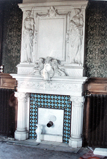 Vue de détail de la cheminée adossée au mur nord du salon du rez-de-chaussée, vers 1995.