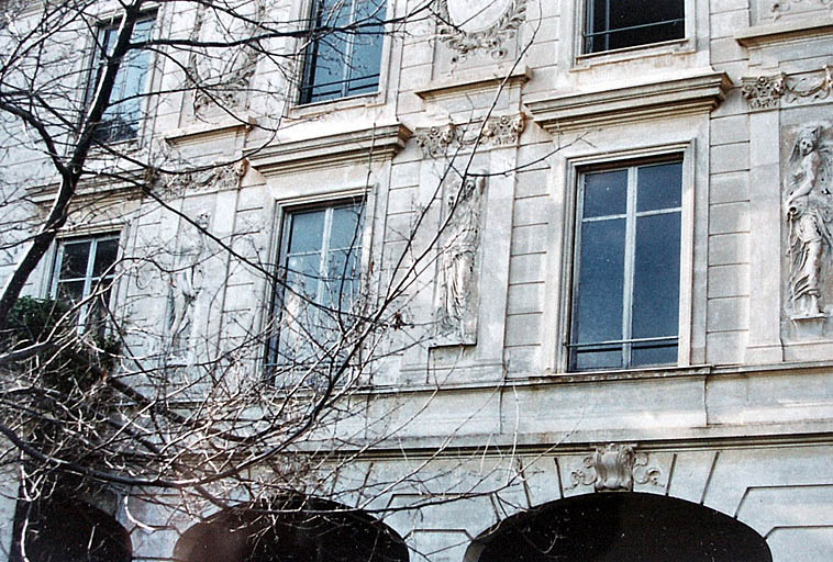 Vue partielle de la façade sud des communs, vers 1995.