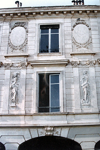 Vue partielle de la partie centrale de la façade sud des communs, vers 1995.