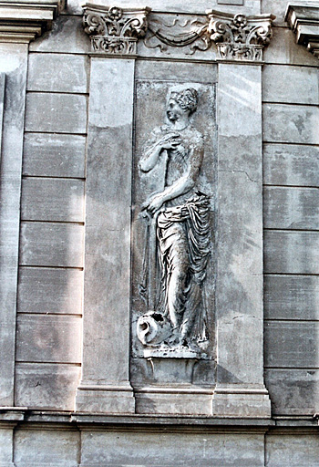 Vue partielle de la partie est de la façade sud des communs, vers 1995.