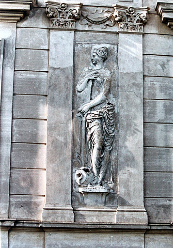 Vue de détail d'un bas-relief situé sur la façade sud des communs, vers 1995.