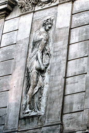 Vue de détail d'un bas-relief situé sur la façade sud des communs, vers 1995.
