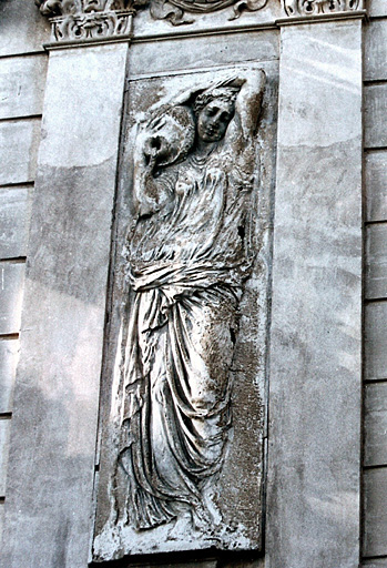 Vue de détail d'un bas-relief situé sur la façade sud des communs, vers 1995.