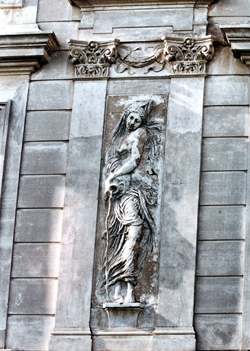 Vue de détail d'un bas-relief situé sur la façade sud des communs, vers 1995.