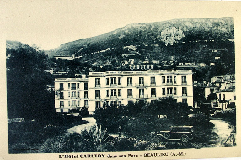L'hôtel Carlton dans son parc. Beaulieu (A.M.) [Vue d'ensemble de la façade sud de l'un des deux bâtiments de l'hôtel Carlton], vers 1930.