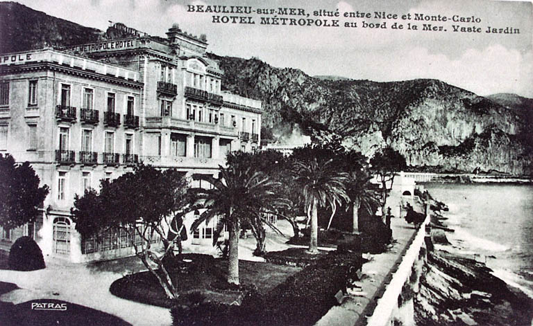 Beaulieur-sur-Mer situé entre Nice et Monte-Carlo. Hôtel Métropole au bord de la mer. Vaste jardin. [L'hôtel photographié depuis le sud-ouest], vers 1930.