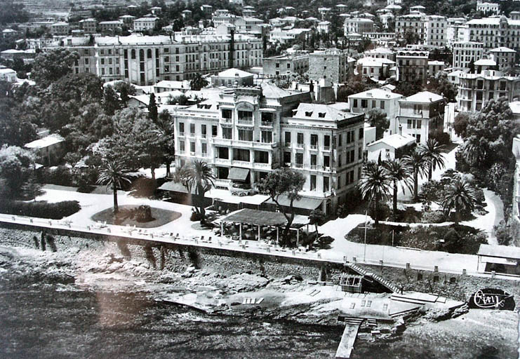 [Vue aérienne de l'hôtel Métropole à Beaulieu, depuis le sud-ouest], vers 1950.