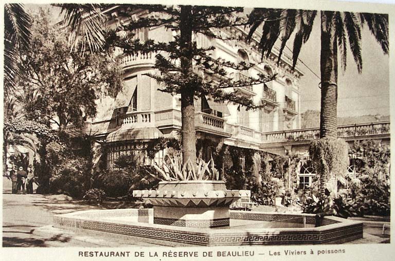 Restaurant de la Réserve de Beaulieu. Les viviers à poissons. [Vue partielle des façades ouest et sud de l'hôtel-restaurant reconstruit, avec la fontaine au premier plan.], vers 1925.