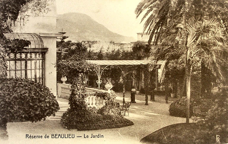Réserve de Beaulieu. Le jardin. [Vue partielle de la partie sud du jardin avec portique en métal à l'arrière-plan.], vers 1915.