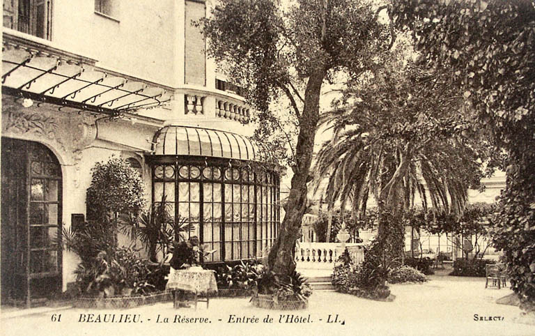 Beaulieu. La Réserve. Entrée de l'hôtel. L.L. [Vue partielle de la façade ouest de l'hôtel-restaurant reconstruit.], vers 1915.