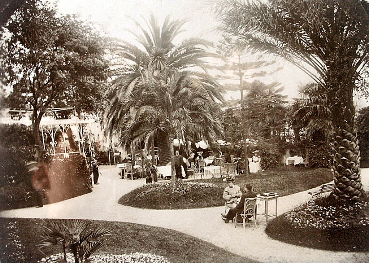 [Vue partielle de la partie sud-ouest du jardin de l'hôtel La Réserve de Beaulieu, avec le portique en métal à l'arrière plan.], vers 1915.