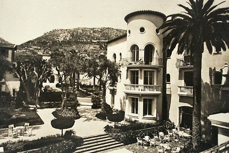 [Hôtel La Réserve de Beaulieu. Vue partielle de la façade ouest de l'hôtel avant la construction de l'aile en retour du côté ouest.], vers 1950.