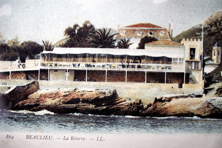 Beaulieu. La Réserve. L.L. [Vue d'ensemble de la façade sud de la véranda avec l'hôtel à l'arrière plan], vers 1900.