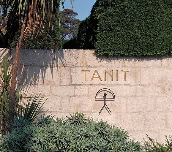 Vue de détail du nom de la villa situé sur le mur ouest du portail, depuis le nord.