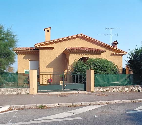 Fig. 141   Villa qualifiée de régionaliste avec porche et génoise en retour sur le pignon.