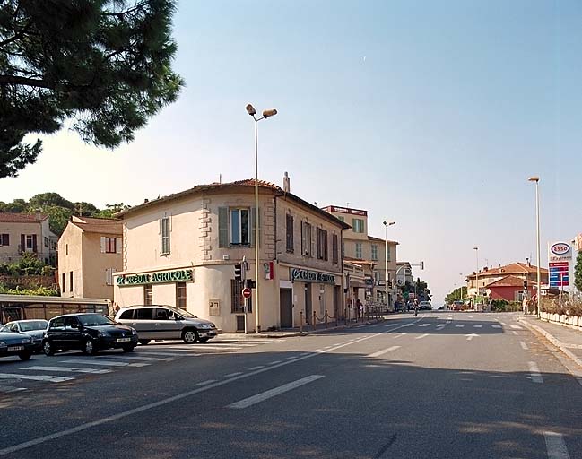Vue d'ensemble depuis l'ouest avec à l'arrière plan le carrefour avec le Chemin du Vinaigrier, depuis l'est.