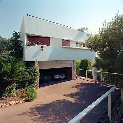 Vue d'ensemble de la façade ouest avec garage au premier plan.