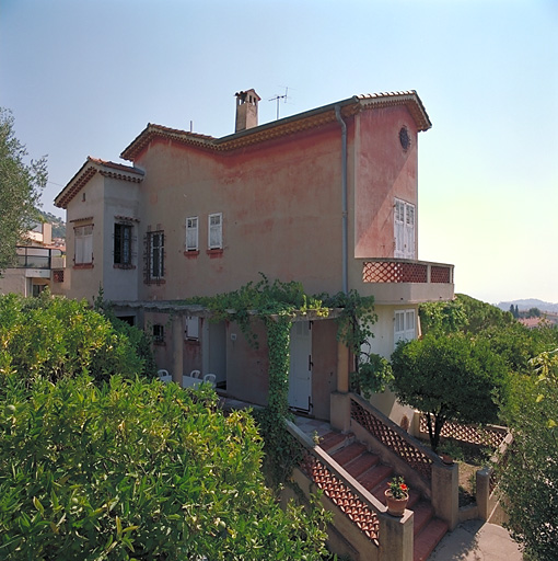 Vue d'ensemble de la façade nord, depuis la route.