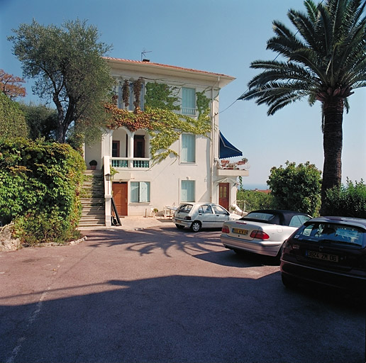 Vue d'ensemble de la façade ouest de la villa située à l'est de la parcelle.