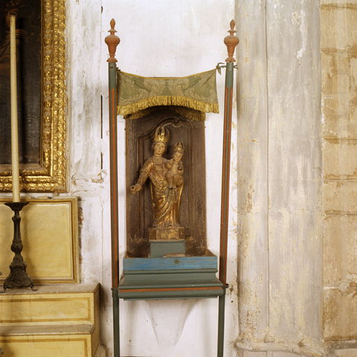 Vue de face de la Vierge avec l'Enfant couronnés, sur le dais de procession.