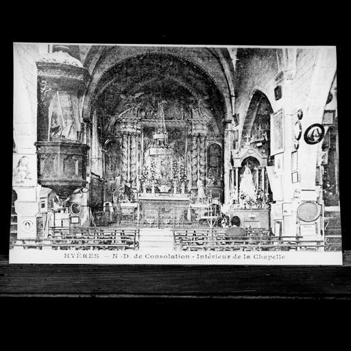 Hyères. N.D. de Consolation. Intérieur de la chapelle.