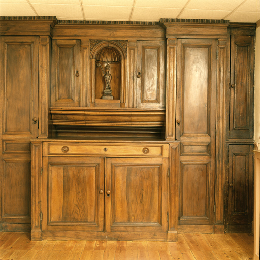 Ensemble de la petite sacristie : meuble de sacristie, sept placards et une niche