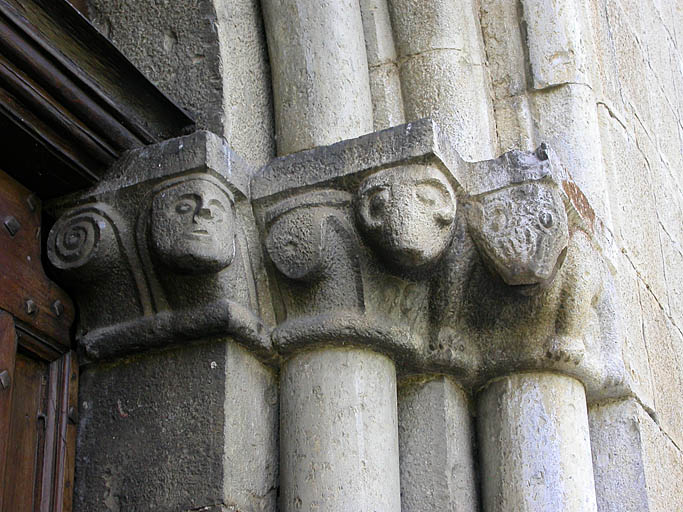 Façade ouest : portail, détail des chapiteaux de l'ébrasement sud.