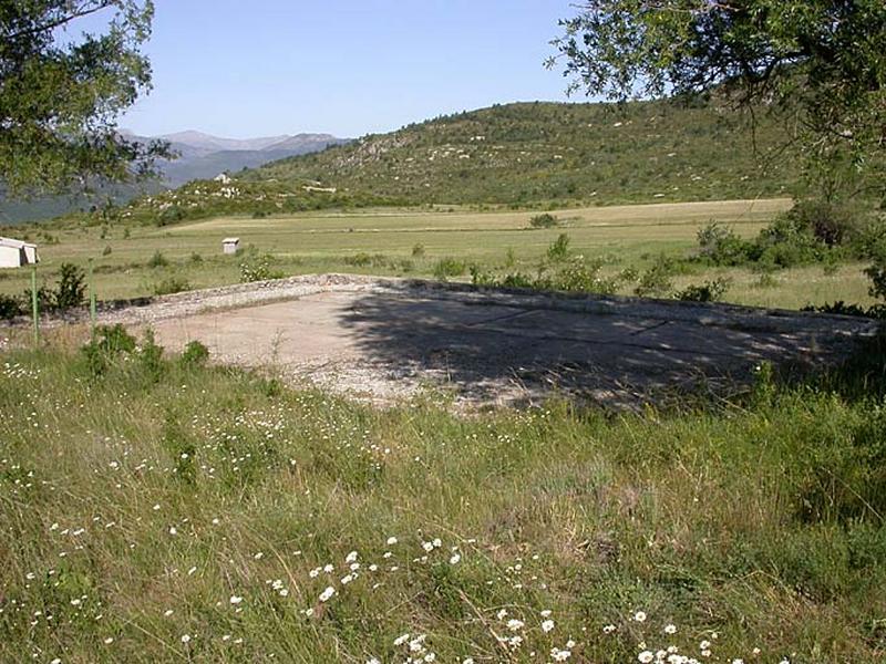 Distillerie. Aire de stockage.