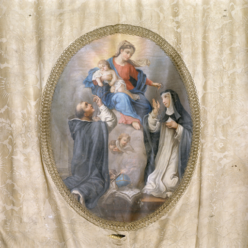 Bannière de procession de la Vierge et de l'Enfant Jésus remettant le rosaire à saint Dominique de Guzman et sainte Catherine de Sienne