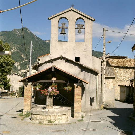 Vue de la sacristie et du clocher-mur, prise de l'est.