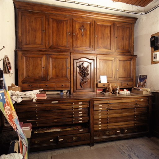 Meuble de sacristie ; chasublier