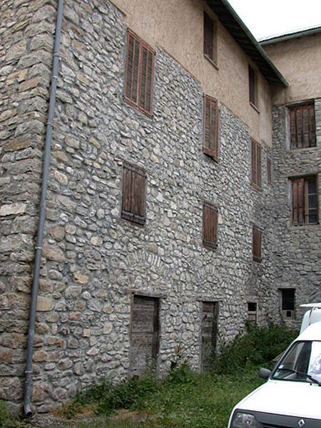 Elévation est sur la cour secondaire : les dépendances à l'arrière du logis (rez-de-chaussée), le logis (étages).