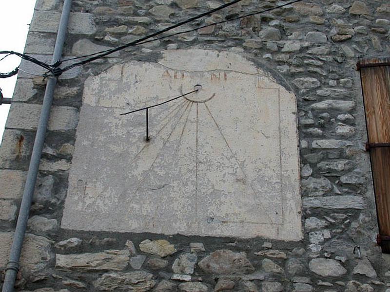 Elévation sud du logis : cadran solaire.
