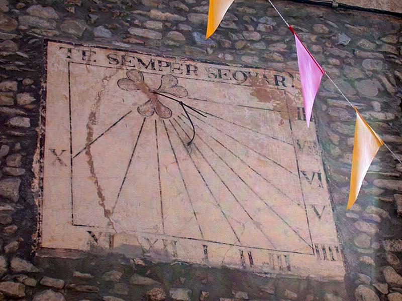 Pignon ouest du logis : cadran solaire.