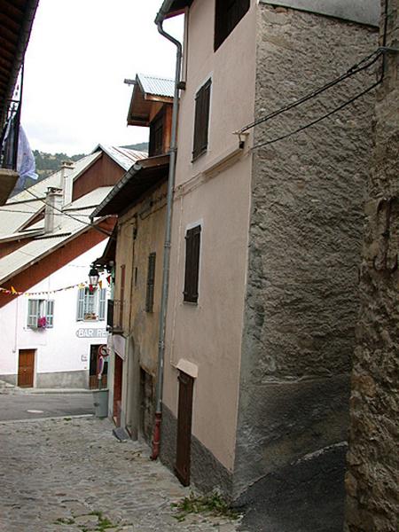 Façades de maisons sur la rue de la Citadelle.