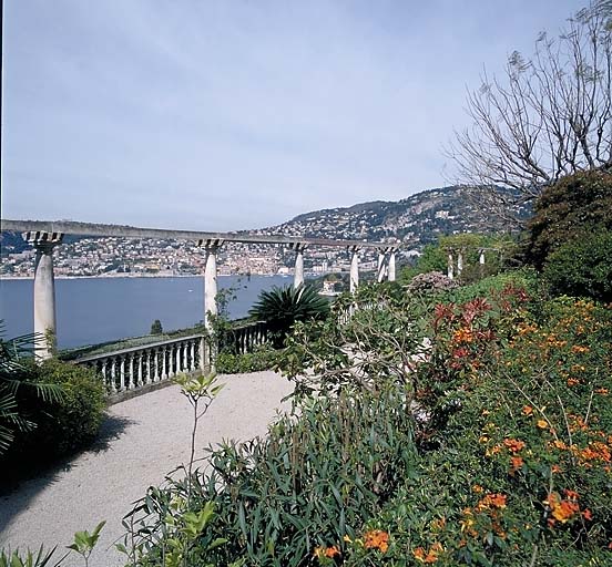 Allée bordée d'une pergola, vue depuis le sud.