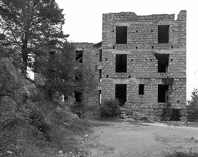 Casernement de sûreté inachevé.