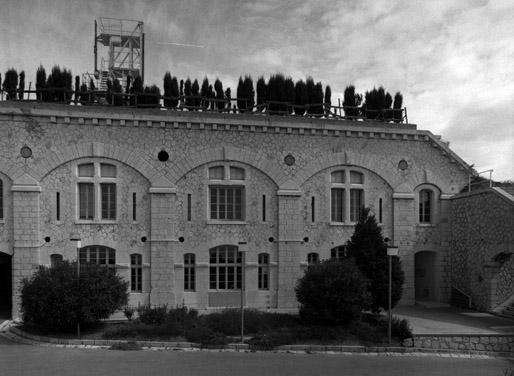 Bâtiment b, caserne : façade.