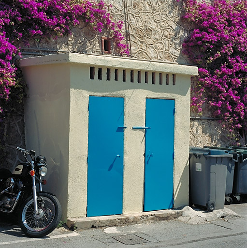 Vue d'ensemble des latrines, depuis le sud.