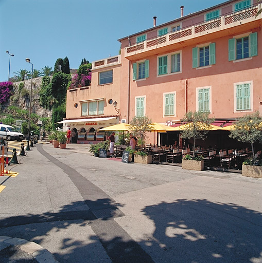 Vue d'ensemble de la façade ouest.