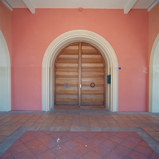 Vue de détail de la porte située sur la façade sud-ouest.