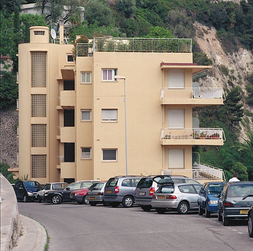 Vue d'ensemble de la façade ouest.