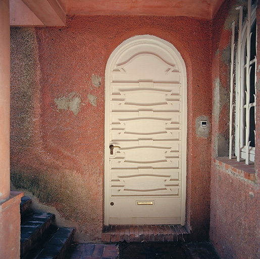 Vue de détail de la porte d' entrée située sur la façade nord.