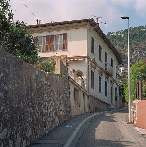 Vue en perspective de la façade est, depuis le sud.