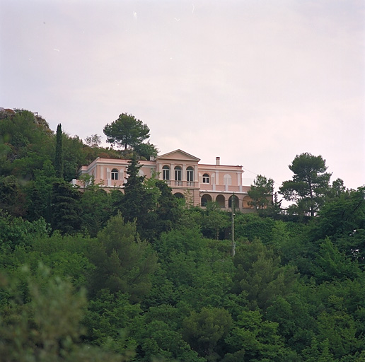 Vue d'ensemble de la façade nord de la villa.