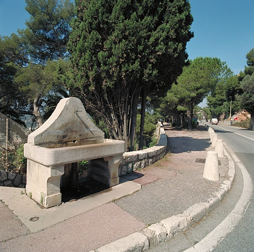 Vue d'ensemble d'une fontaine située en bordure du boulevard de la Corne-d'or