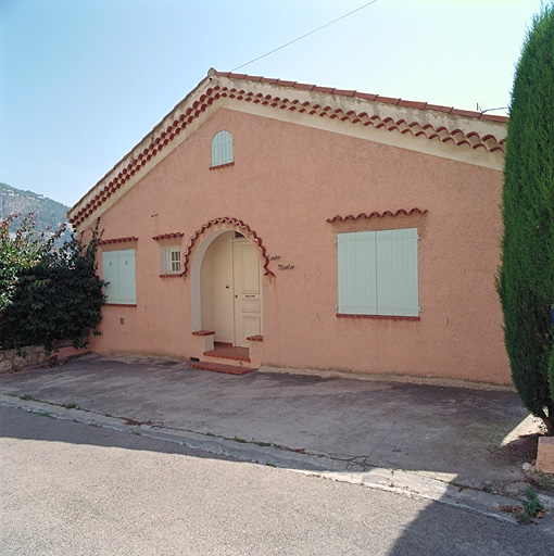 Vue d'ensemble de la façade ouest de la villa Casa Nostro, construite vers 1930, dans le quartier Saint-Estève.