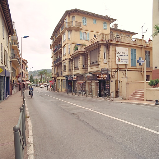 Vue en perpective de la façade est, depuis le nord..