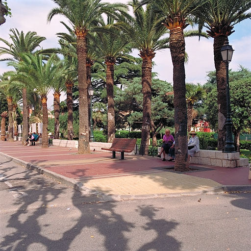 Vue partielle de la promenade aménagée en bordure du jardin public François Pinon, depuis le nord-ouest.